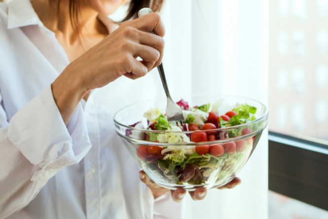 une personne qui mange sainement